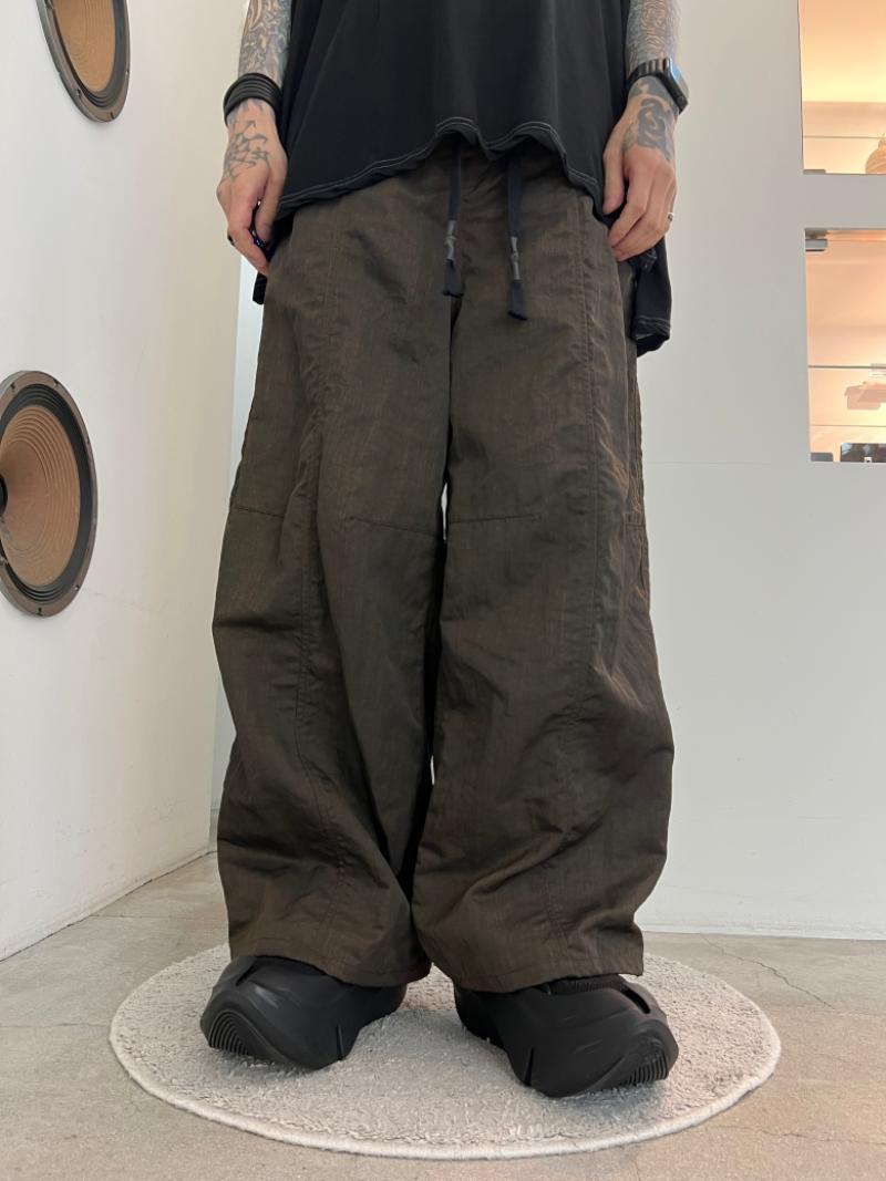 prasthana / pigment nylon knee tuck baggy 