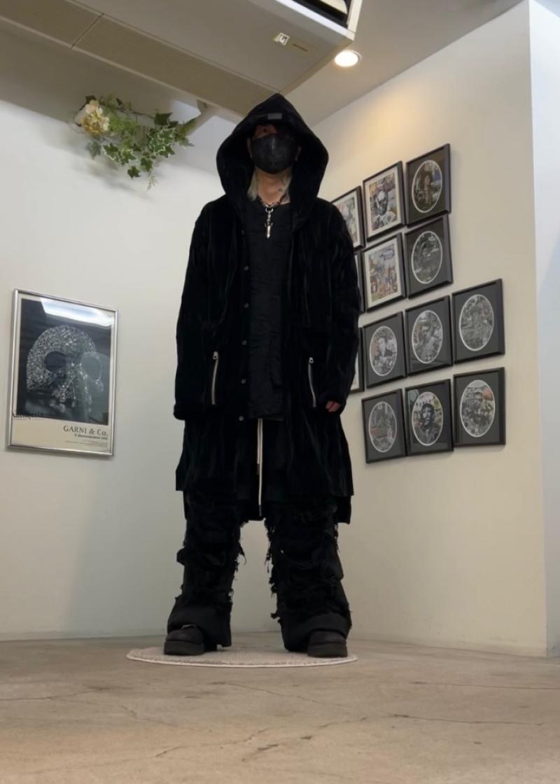 A.F ARTEFACTのワッシャーベロアロングジャケットにダメージタックワイドデニムパンツ