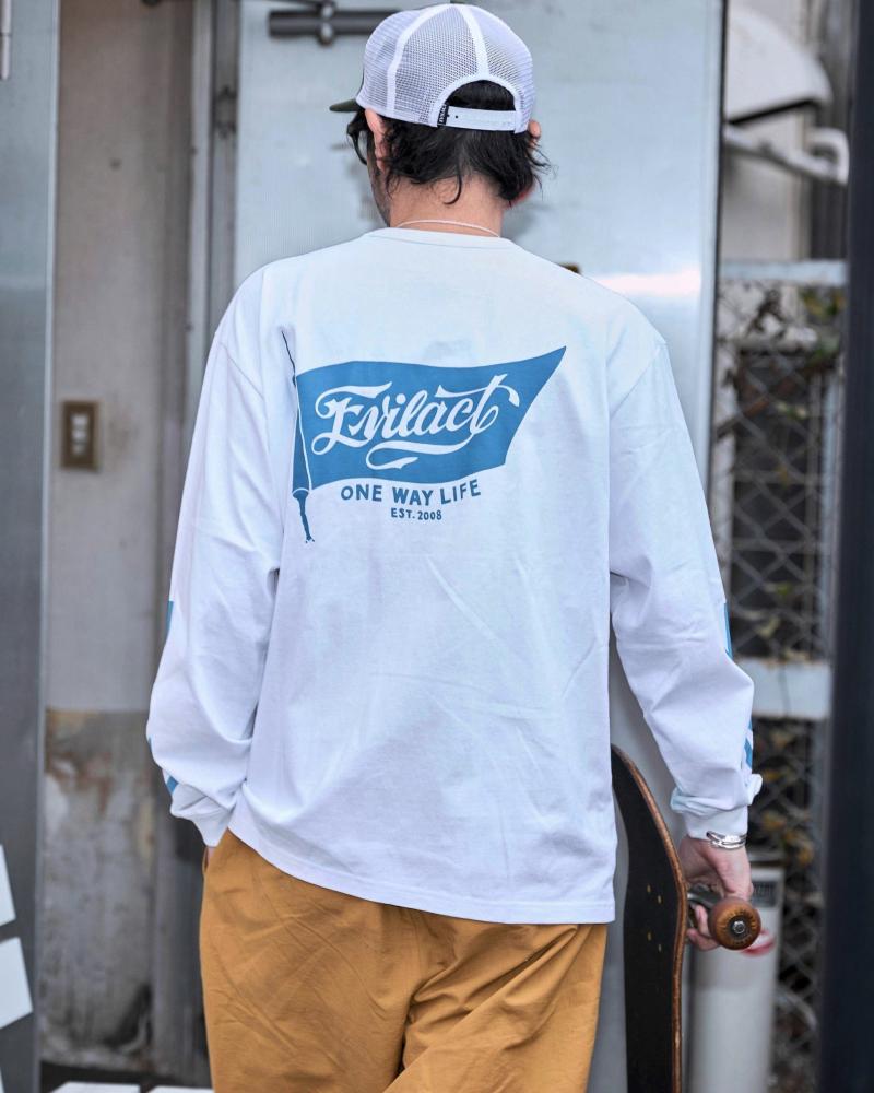 ��EVILACT �����֥륢���ȡ� �����ǥ�������ۤ������ݥ��å��դ��Υ���Tee�� ξµ�ˤ�ǥ��������äƤ���Τǰ������Ƥ⥷��ץ�ˤʤꤹ���ʤ��Τ��� �ʥ���������礤�Ƿ�ǯ�Ѳ���ڤ��ߤǤ���